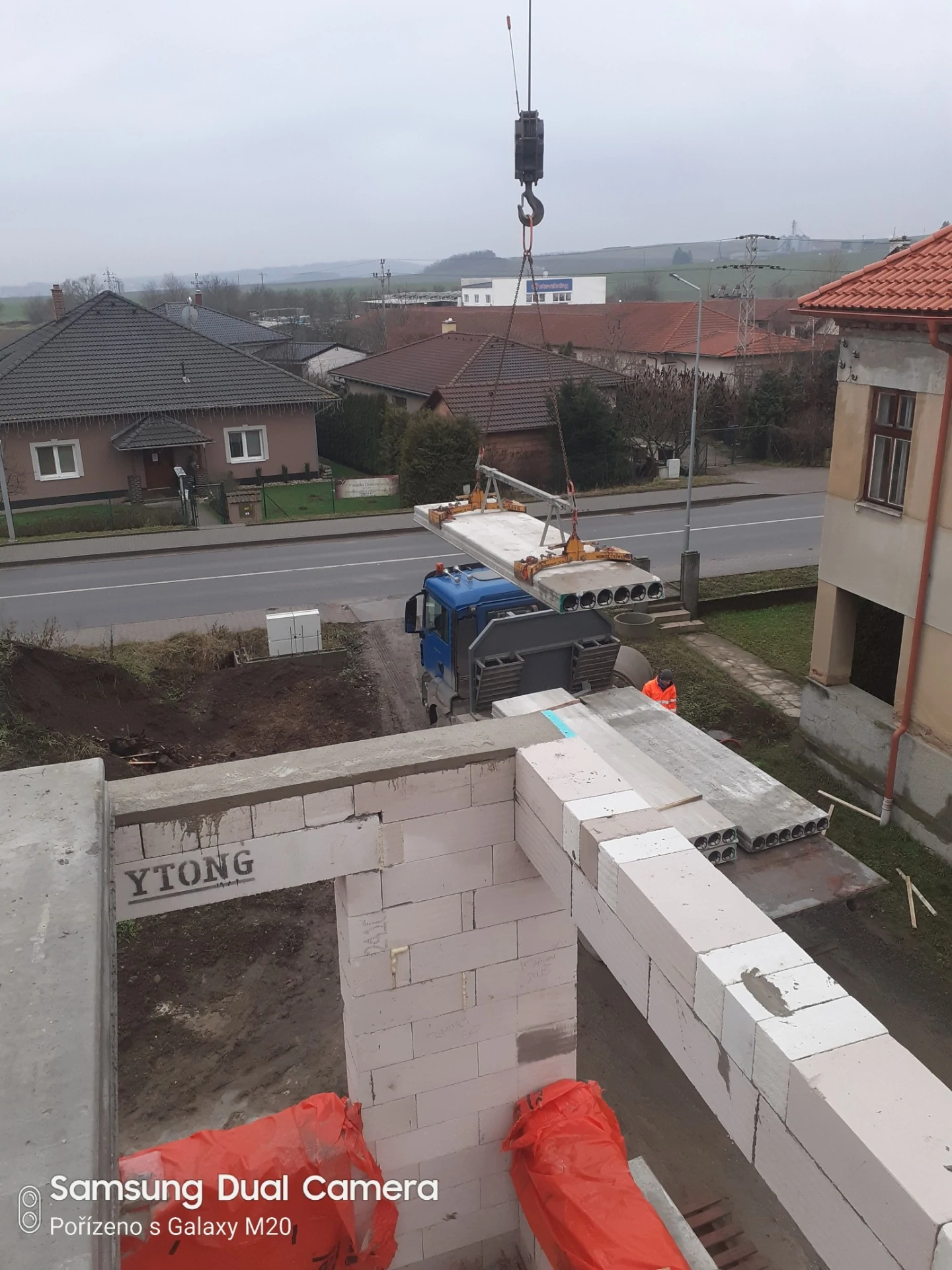Ukládání stropních panelů